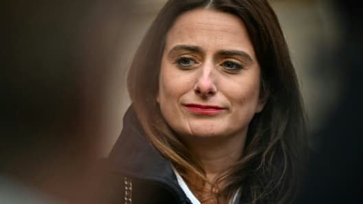 La secrétaire nationale du parti écologiste (EELV), Marine Tondelier, arrive pour une réunion avec le nouveau Premier ministre, François Bayrou, à l'hôtel Matignon à Paris le 17 décembre 2024
