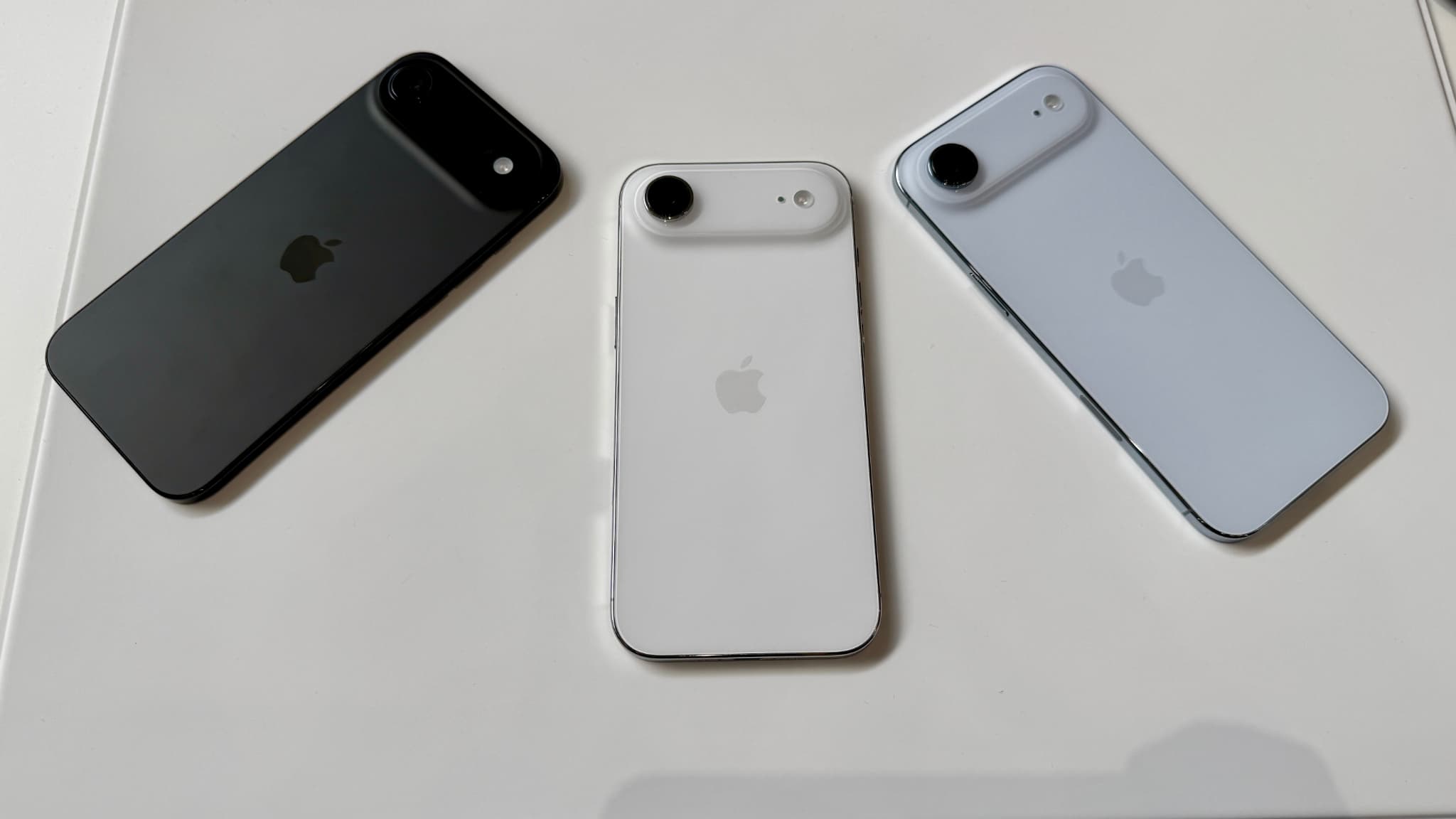 Les iPhone Air noir, blanc et bleu Les iPhone Air noir, blanc et bleu