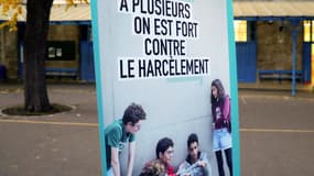 Une banderole déployée lors de la journée nationale contre le harcèlement scolaire au collège Chaptal à Paris le 7 novembre 2019.