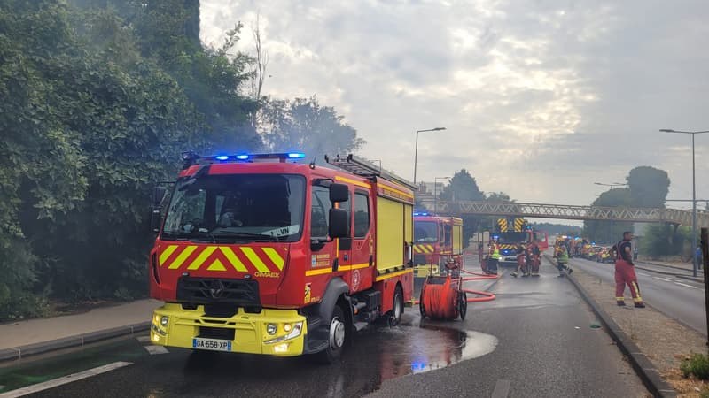 Un poste de commandement et des camions spécialisés pour l'intervention sur les incendies ont été dépêchés sur place.