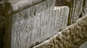 Un relief sculpté récemment découvert lors d'une mission archéologique égyptienne au temple de la vallée de la reine Hatchepsout à Deir El-Bahari, sur la rive ouest du Nil, à Louxor, le 8 janvier 2025.