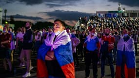 Des supporters russes dans la fan-zone de l'Euro à Moscou pendant le match de leur équipe contre la Belgique le 12 juin 2021