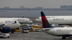 Des avions de la compagnie Delta sur le tarmac de l'aéroport international John F. Kennedy, le 24 décembre 2021 à New York.