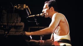 Le leader de Queen, Freddie Mercury, en concert à Paris en septembre 1984