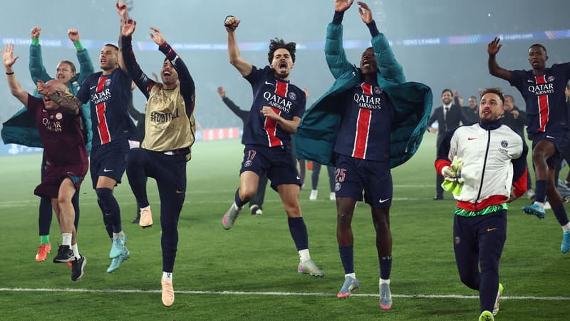 Vitinha et les Parisiens fêtent la qualification du PSG pour la finale de Ligue des champions, 7 mai 2025