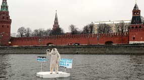 Le faux ours polaire dénonçait ce lundi une vraie menace sur le veritable animal, à savoir l'ouverture de nouveaux prospects pétroliers en mer de Barents.