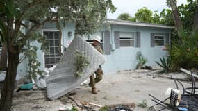 Un membre de la Garde nationale à St. Petersburg, en Floride, le 7 octobre 2024. 