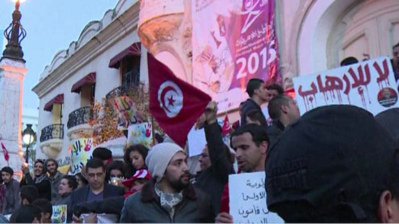 Plusieurs centaines de personnes s'étaient réunies à Tunis sur l'avenue Habib-Bourguiba pour défendre les valeurs de al démocratie.