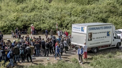 Des migrants font la queue à Grande-Synthe pour avoir à manger, le 12 mai 2017.