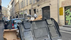 Des poubelles qui débordent dans le centre-ville de Marseille en février 2024.