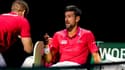 Novak Djokovic se faisant soigner avec la Serbie en quart de finale de Coupe Davis, 23 novembre 2023