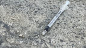 Une seringue jonchant le trottoir à proximité de l'école primaire Maurice-Korsec, dans le quartier Saint-Charles de Marseille (Bouches-du-Rhôneà, le mardi 3 septembre 2024.