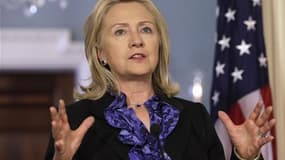 La secrétaire d'Etat américaine Hillary Clinton a appelé vendredi les pays qui vendent des armes ou achètent du pétrole à Damas de rompre leurs liens commerciaux avec la Syrie, alors que les forces syriennes ont abattu au moins 20 manifestants vendredi da