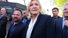 Bruno Bilde accompagné de Marine Le Pen, alors candidate RN, lors du premier tour de l'élection présidentielle, le 24 avril 2022 à Hénin-Beaumont (Pas-de-Calais).