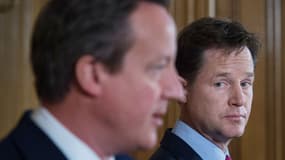Le vice-Premier ministre britannique Nick Clegg (à gauche) veut durcir les conditions d'immigration au Royaume-Uni.