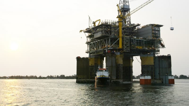 Une plateforme pétrolière de Total dans la baie de Luanda