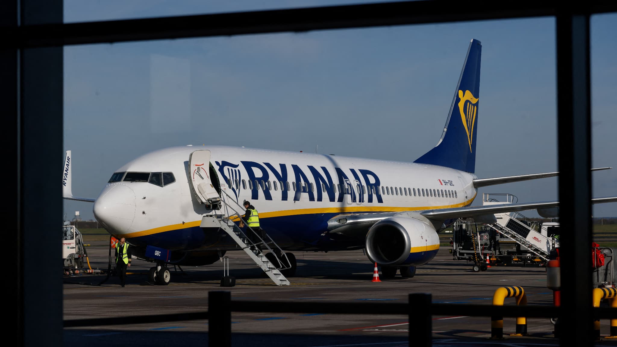 Jusqu'à 3. 857 euros: ryanair demande par mail à des agents de bord de lui rembourser leurs augmentations de salaire