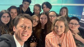 Le selfie de ces collégiens venus visiter BFMTV aux côtés de Roselyne Dubois et Damien Gourlet