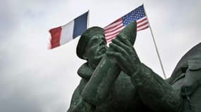 Les drapeaux des Etats-Unis et de la France au-dessus du monument d'Utah Beach, le 1er juin 2024, à Sainte-Marie-Du-Mont, dans la Manche, à l'occasion des commémorations du 80e anniversaire du Débarquement