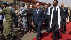 Arrivée de François Hollande et du président malien par intérim Dioncounda Traoré à l'aéroport de Bamako. Le terrorisme a été chassé par l'intervention des forces maliennes et françaises mais il n'a pas encore été vaincu, a déclaré samedi le président fra