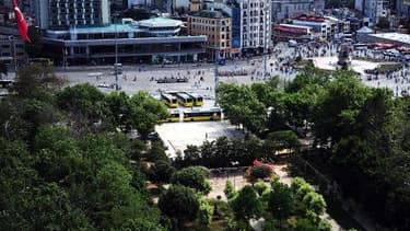 La police turque a renforcé le 31 mai 2015 les mesures de sécurité autour de la place Taksim dans le centre d'Istanbul, deux ans après le début de manifestations qui avaient fait vaciller le gouvernement pendant un mois, en juin 2013