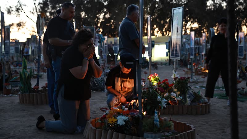 Les familles des victimes du 7-Octobre observent une minute de silence sur le site du festival Nova en Israël