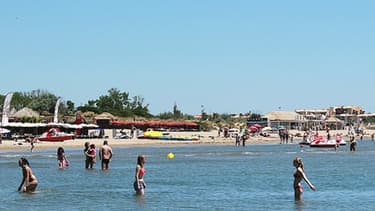 Sur la plage la plus proche du village naturiste, les touristes sont invités à quitter le maillot.