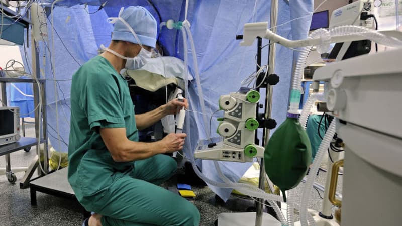 Un anesthésiste prépare une intervention chirurgicale à Angers, octobre 2013. (Illustration)