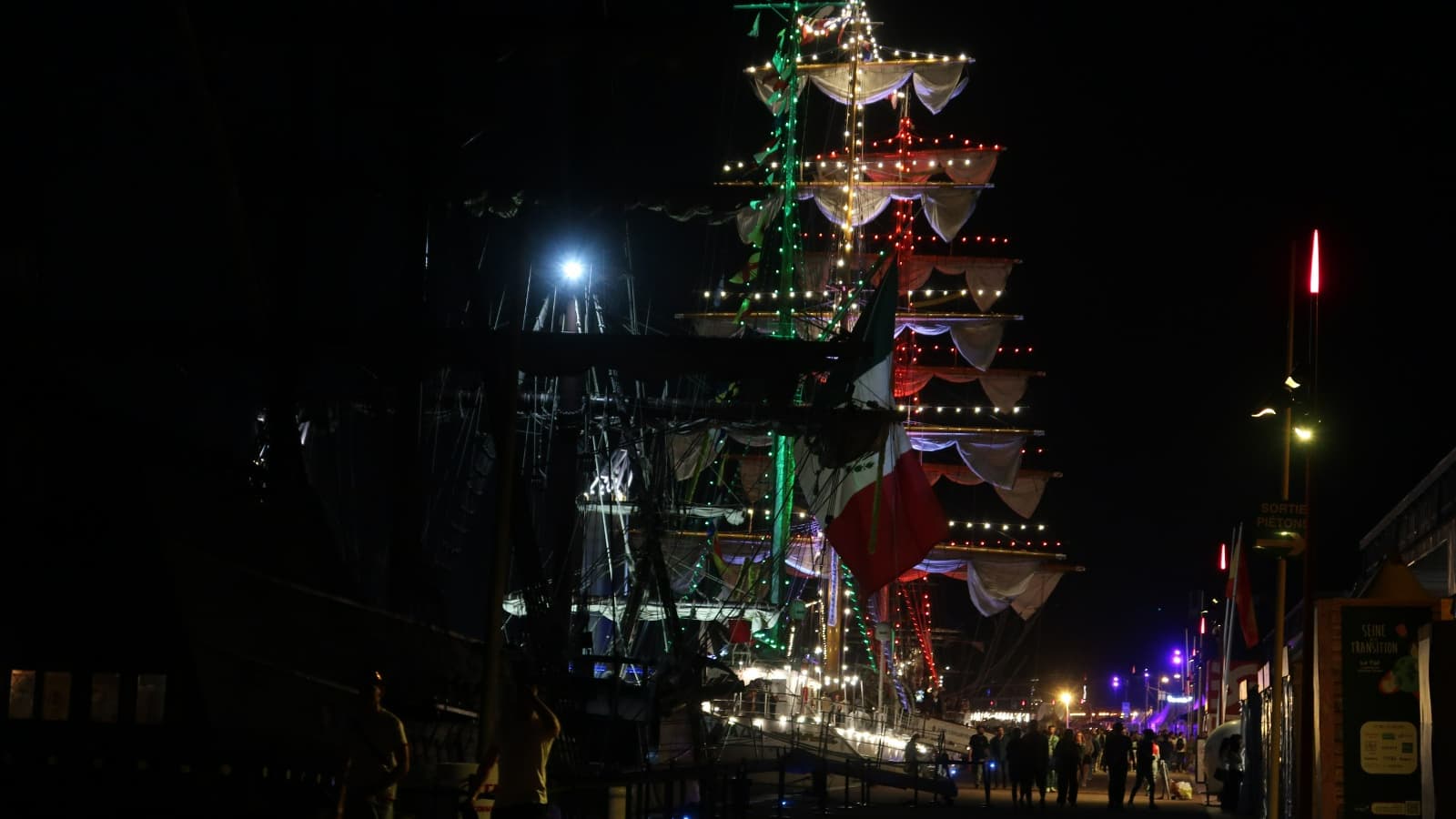 Les visiteurs ont pu monter sur le Cuauhtémoc dès jeudi soir. Les visiteurs ont pu monter sur le Cuauhtémoc dès jeudi soir.