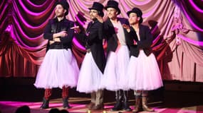 Flo Malley, Vincent Heden, Simon Heulle et Alexandre Faitrouni osent la robe le temps d'une scène pour "Love Circus", actuellement aux Folies Bergère.