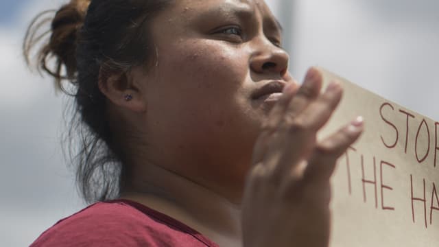 Une jeune femme brandit une pancarte anti-Donald Trump lors d'un meeting organisé par Bernie Sanders à Los Angeles, le 23 mai 2016.