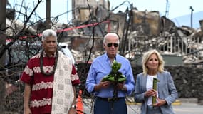 Le président américain Joe Biden et la première dame américaine Jill Biden participent à une cérémonie de bénédiction suite aux incendies de forêt sur l'île de Maui, à Lahaina, à Hawaii, le 21 août 2023.