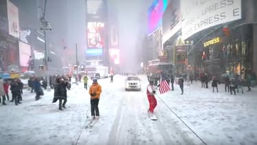 Le Youtubeur Casey Neistat s'est filmé en train de glisser en snowboard dans les rues de Times Square, à New York. Et a récolté plusieurs millions de vues en quelques heures.