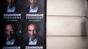 Des affiches soutenant la candidature d'Eric Zemmour à l'élection présidentielle de 2022, dans les rues de Paris, le 28 juin 2021