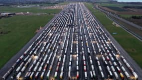 Vua érienne de camions stationnés sur le tarmac de l'aéroport de Manston (sud-est de l'Angleterre), après la fermeture de la frontière française, le 22 décembre 2020