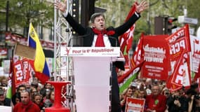 Le discours de Jean-Luc Mélenchon dimanche à Paris a provoqué de nombreuses réactions à gauche : les socialistes lui repprochent de nier la légitimité démocratique de François Hollande.
