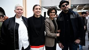 La présidente de l'Etablissement Public du Parc et de la Grande Halle de la Villette Blanca Li (C) et la ministre française de la Culture, Rachida Dati (2eR) posent avec l'artiste français JR lors de la présentation du projet Freestyle Villette