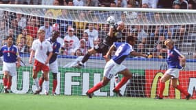 Fabien Barthez (en noir) et la France face au Danemark de Peter Schmeichel à l'Euro 2000
