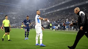 Dimitri Payet ramassant une bouteille lancée depuis les tribunes lors du choc entre l'OM et le PSG, le 24 octobre 2021.