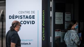 Des personnes font la queue dans un centre de test Covid-19 de la ville de Nantes, le 16 juillet 2022