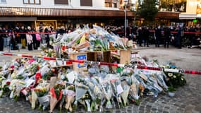 Des fleurs à Crans-Montana en hommage aux victimes lors de l'incendie ayant fait 40 morts et 119 blessés, le soir du 31 décembre. 