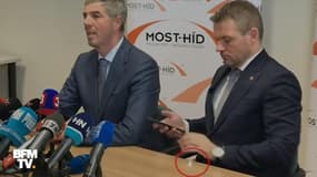 En pleine conférence de presse, un sachet suspect glisse de la poche du Premier ministre slovaque 