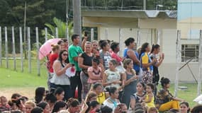 Des familles de détenus réunies devant la prison de Manaus, le 2 janvier 2016. 