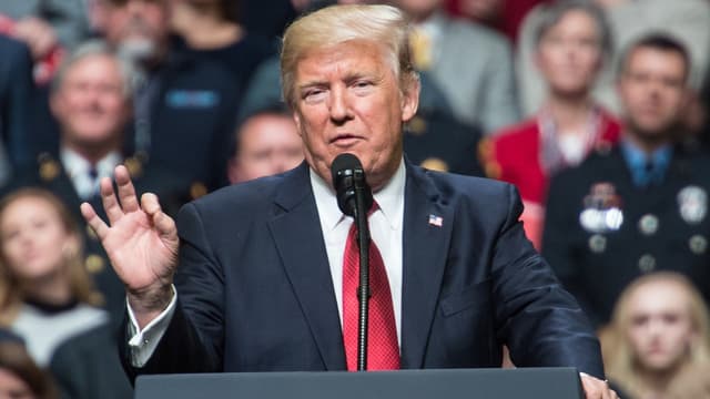 Donald Trump traduit son programme de candidat en chiffres dans sa première proposition de budget.