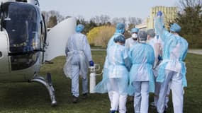 Des soignants en train de transférer un malade de l'hôpital de Mulhouse. 