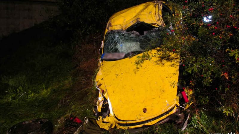 Ce Porsche Cayman GT4 s'est crashé sur l'autoroute. Les deux occupants s'en sortent avec de graves blessures, mais la construction de la voiture leur a sauvé la vie.