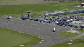 Vue aérienne de l'aéroport de La Rochelle (Charente-Maritime).