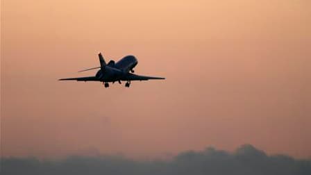 Les ministres du gouvernement français ont été priés d'éviter le recours à la location de jets privés, instruction qui fait suite à une dépense de 116.500 euros du secrétaire d'Etat à la Coopération, Alain Joyandet. /Photo d'archives/REUTERS/Darrin Zammit