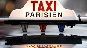 Le gouvernement annonce une réforme du régime des voitures de tourisme avec chauffeur et le gel d'un projet de modification de la loi sur le transport des malades, deux mesures réclamées par les chauffeurs de taxis. /Photo d'archives/REUTERS/Charles Plati