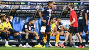 Thiago Silva pris en charge par le staff médical pendant PSG-OL